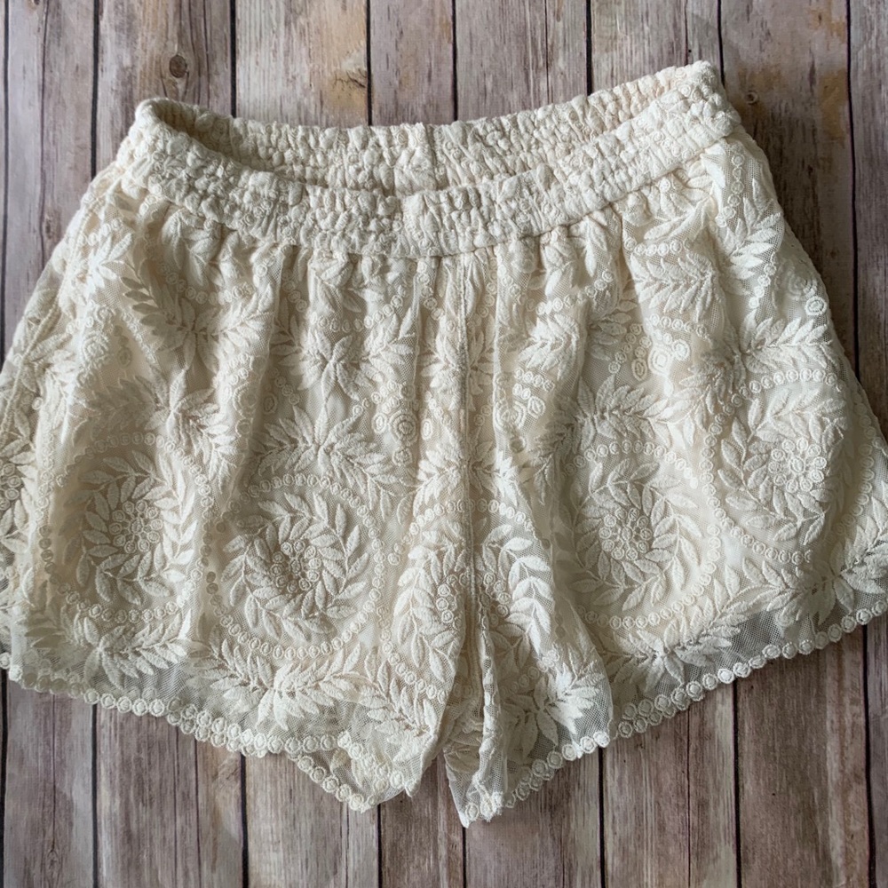 Francesca’s Alya cream lace pull on shorts